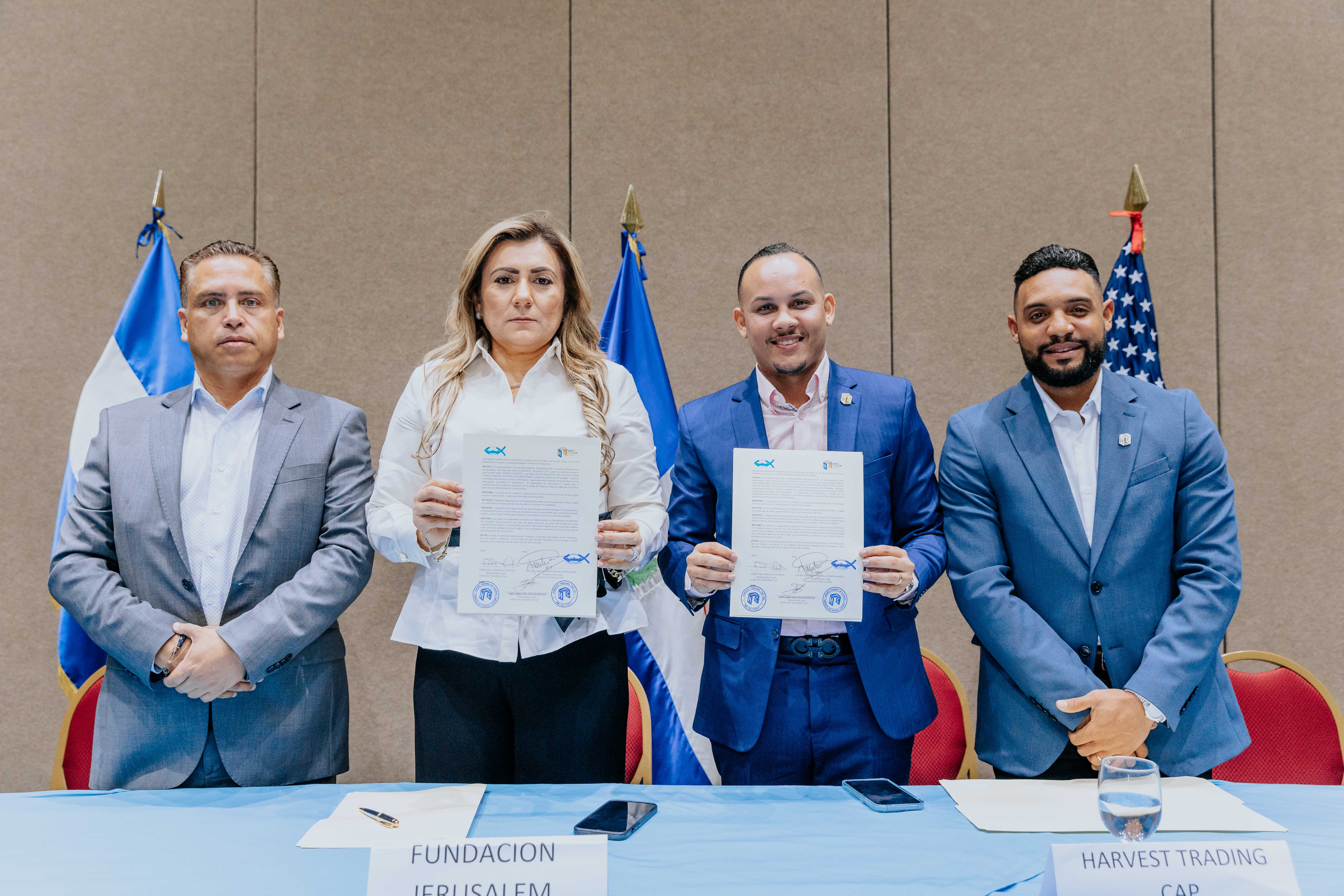 Jairo Gonzalez, Gregorix Polanco, Lic. Laura Virginia und Roberto Torres bei einer Veranstaltung zu der Vereinbarung zwischen den verschiedenen Einrichtungen.