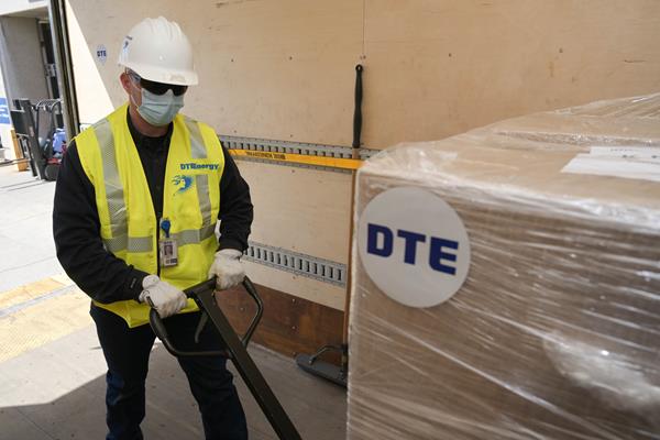 DTE employee Ken Crandall delivers KN95 respirator masks to Henry Ford Health System as part of the DTE Foundation’s donation of 100,000 of respirator masks to area hospitals today. Photo credit: DTE Energy