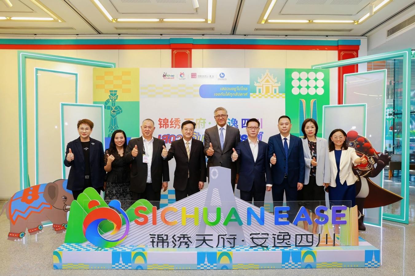 Group photo of delegates from China and Thailand