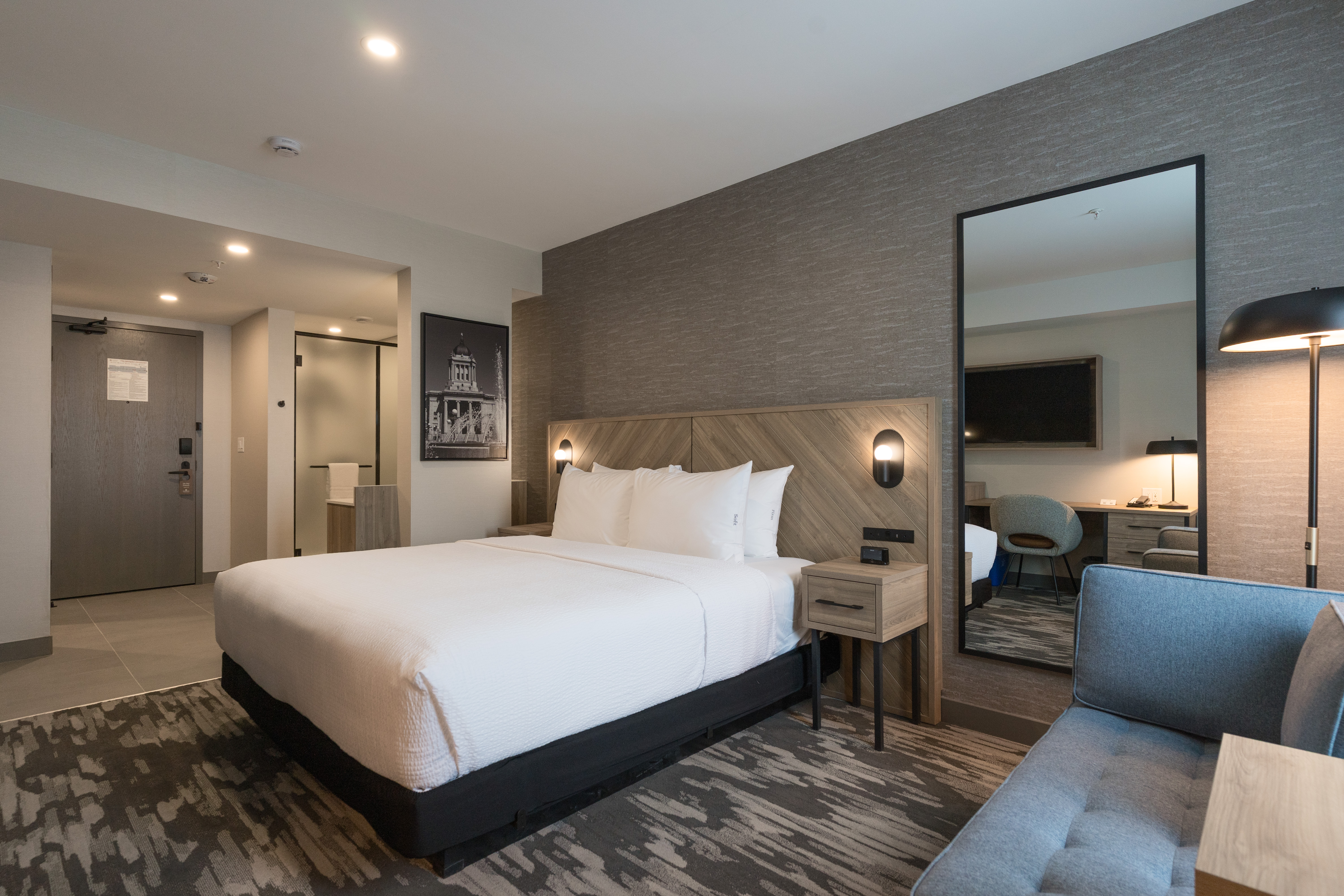 Sandman Signature Winnipeg Airport Hotel & Suites - Standard King Bedroom