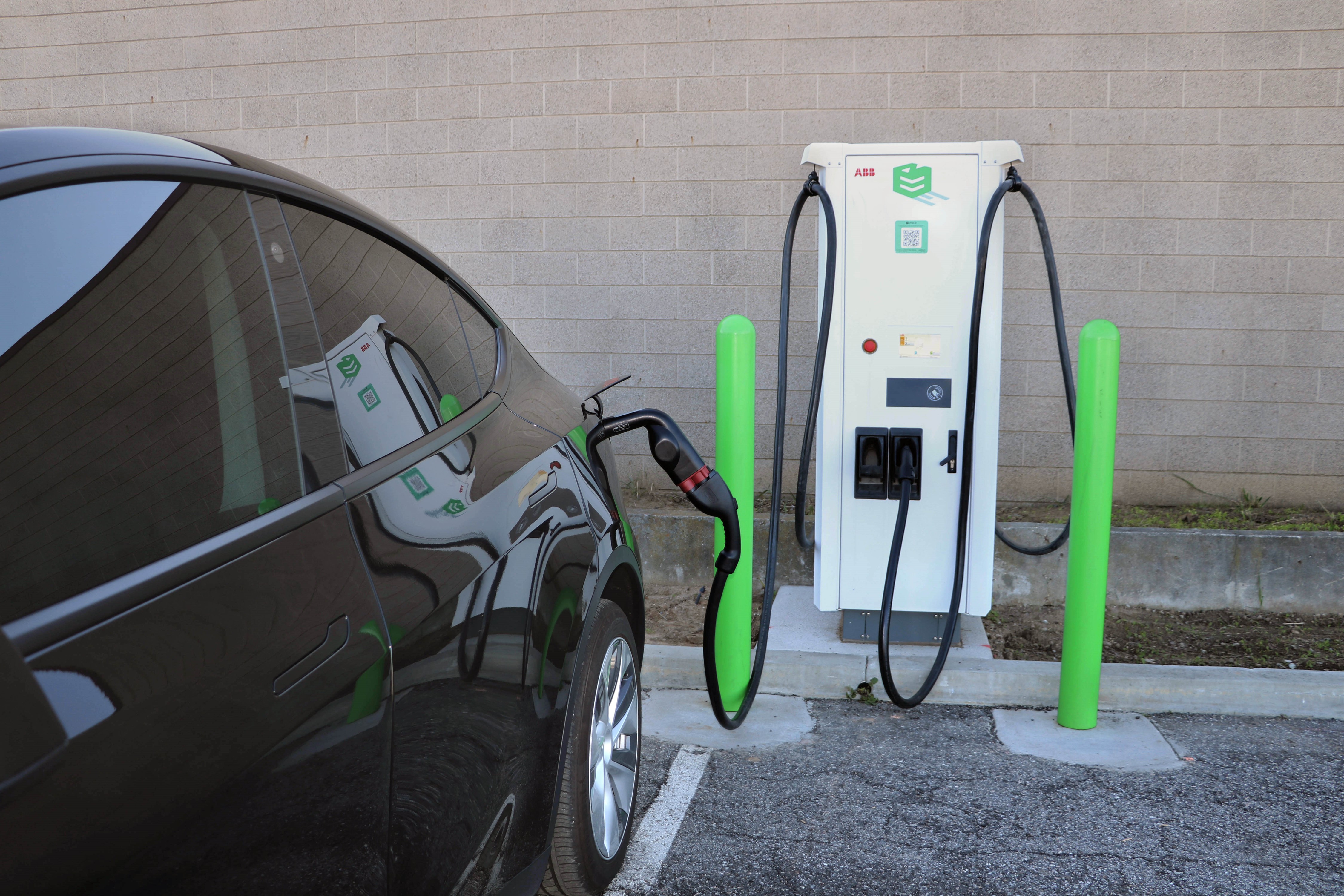 Kaptyn Tesla Model Y charging at Zeem Solutions EV Depot at LAX.