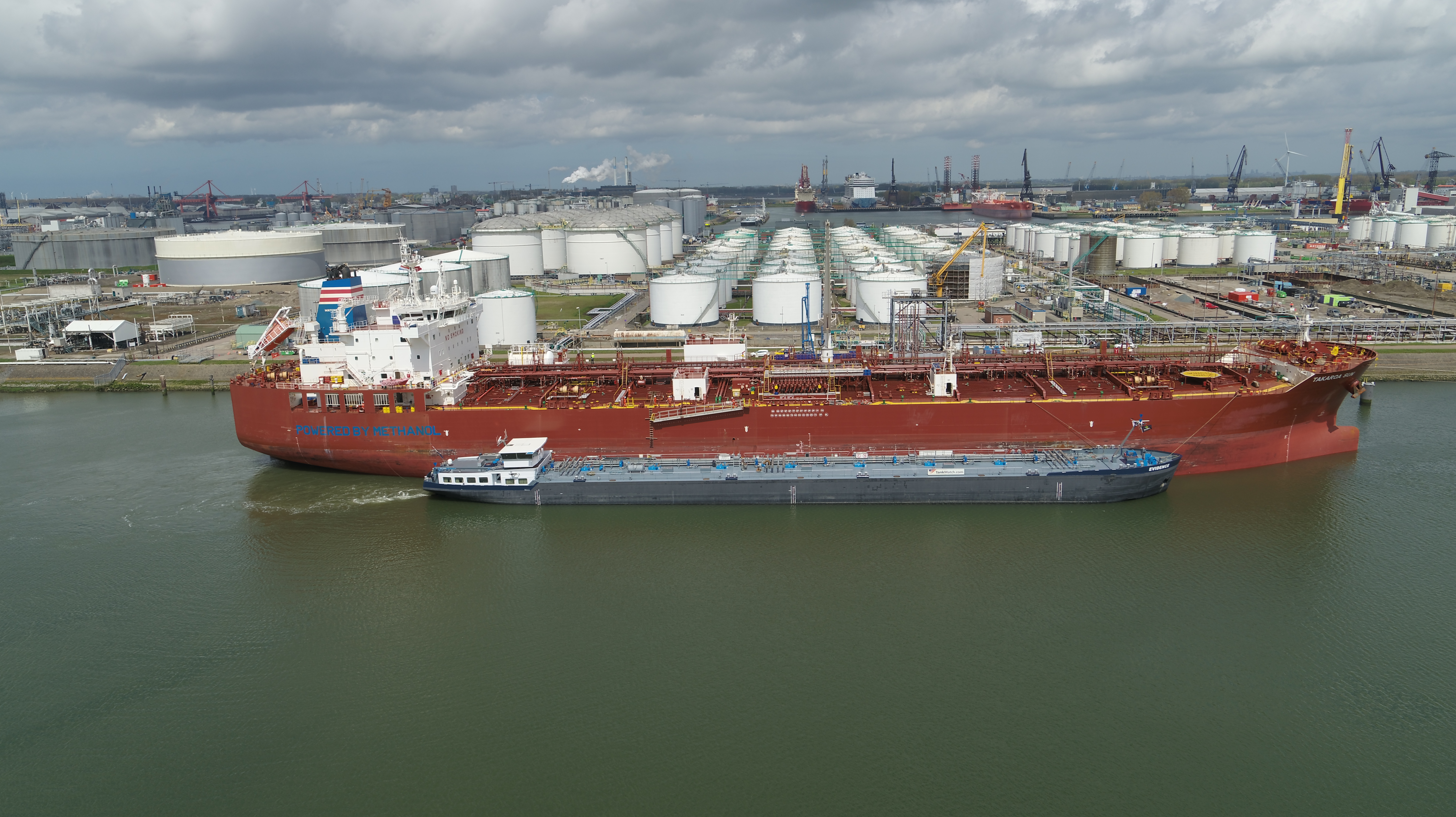 Methanol barge bunkering for Waterfront Shipping’s Takaroa Sun vessel