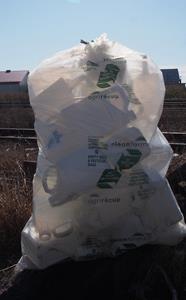Un sac plein de contenants agricoles vides prêts pour le recyclage