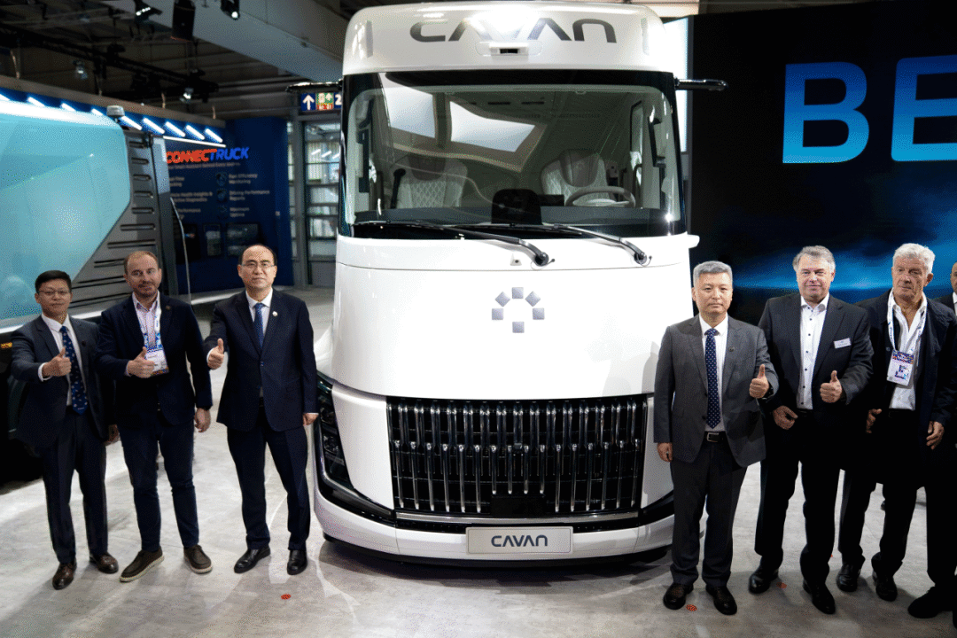 BAIC FOTON representatives and event guests stand beside the CAVAN BEACON truck at the company’s IAA TRANSPORTATION 2026 display.