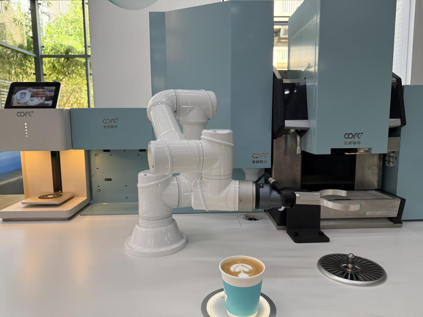 COFEPLUS robot-made hand-poured latte art - tulip shape