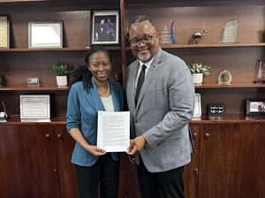 Kean University President Lamont O. Repollet, Ed.D., and Oluwaranti “Ranti” Akiyode, Pharm. D., dean of the College of Pharmacy at Howard University, mark the announcement of the dual degree agreement between the two universities. (Photo Credit: Kean University)