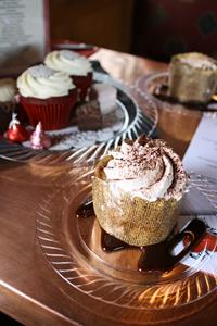 chocolate loves copper table cupcakes