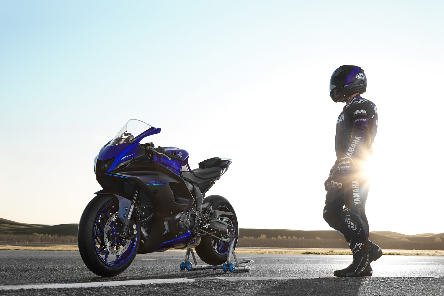 22_YZF-R7_Team Yamaha Blue_Lifestyle