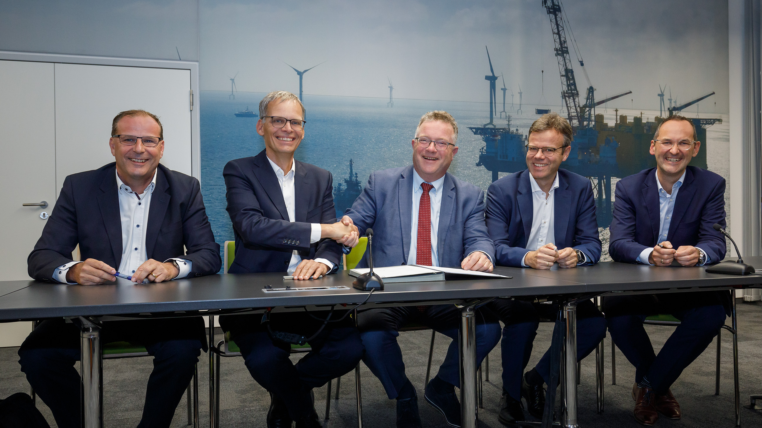 Hitachi Energy executives signing a deal to provide world’s first SF6-free 420 kV gas-insulated switchgear technology at TenneT’s grid connection in Germany
