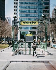 Le métro Square-Victoria-OACI, au coeur du quartier des affaires de Montréal.