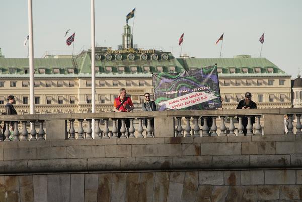 Vapers march in front of the Riksdag with the slogan "Flavours help smokers quit"