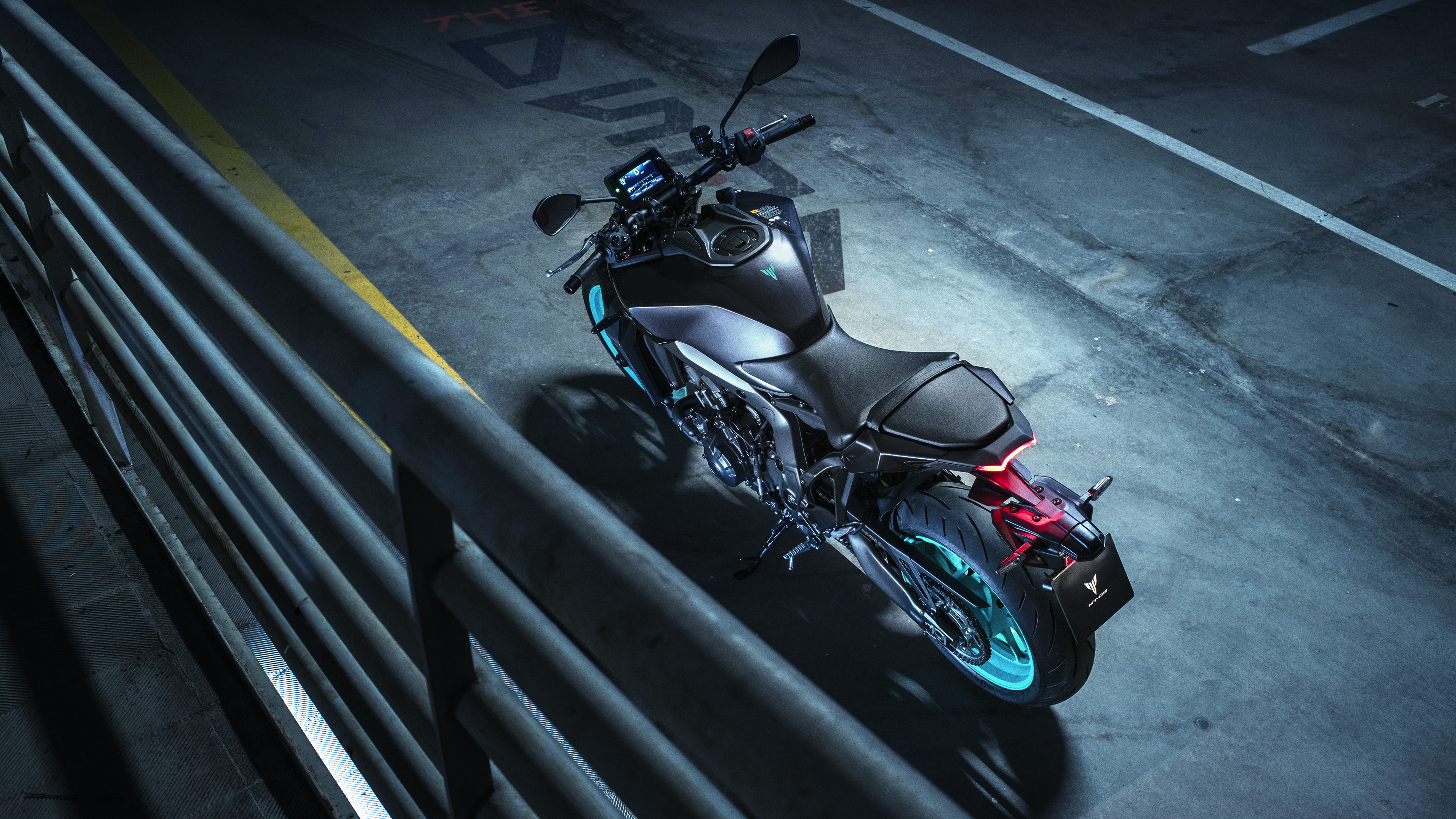 In order to achieve this, handlebar position is now lower and features two customizable settings. Newly designed footrests sit slightly more rearward and are also adjustable. Combined with the lower fuel tank design, riding position is more dedicated and handlebar steering angle is four degrees greater on each side for a tighter turning radius and excellent low-speed maneuverability.