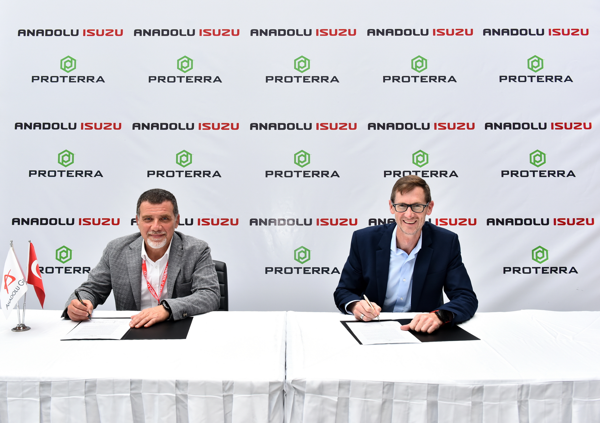 Proterra and Anadolu Isuzu ceremonial signing