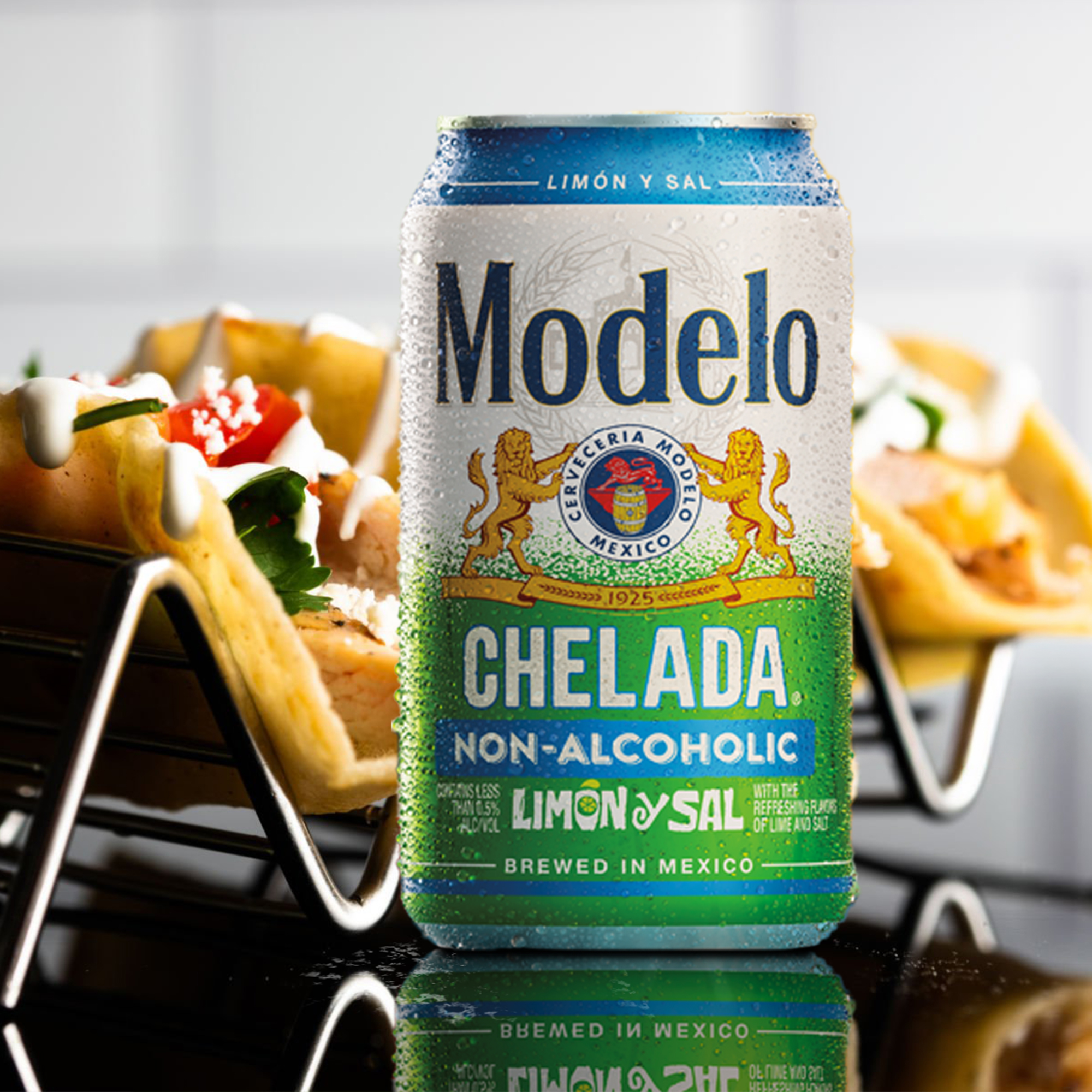 Modelo Chelada Non-Alcoholic Limon y Sal Lifestyle Image 1