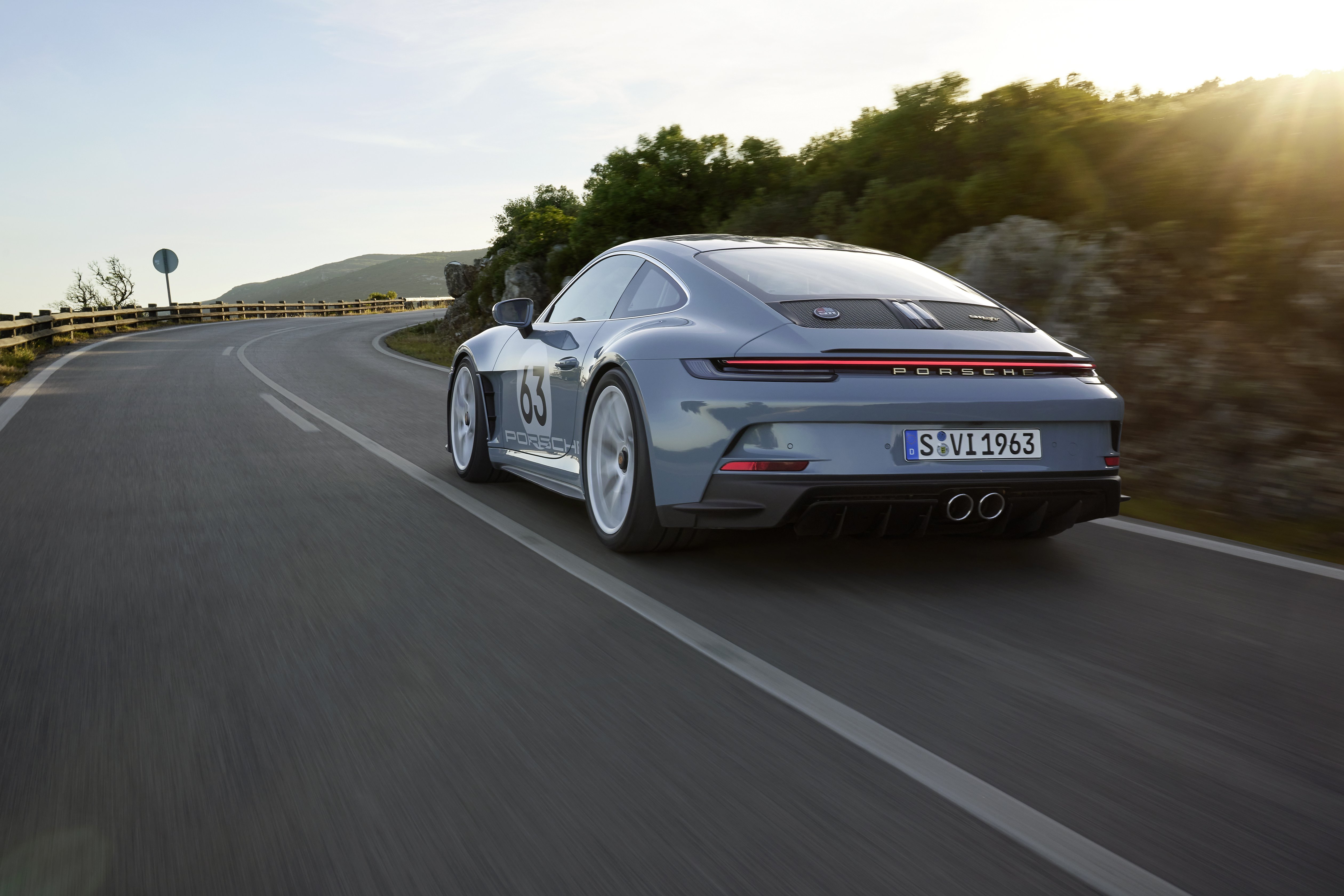 The new Porsche 911 S/T: the lightest 911 of its