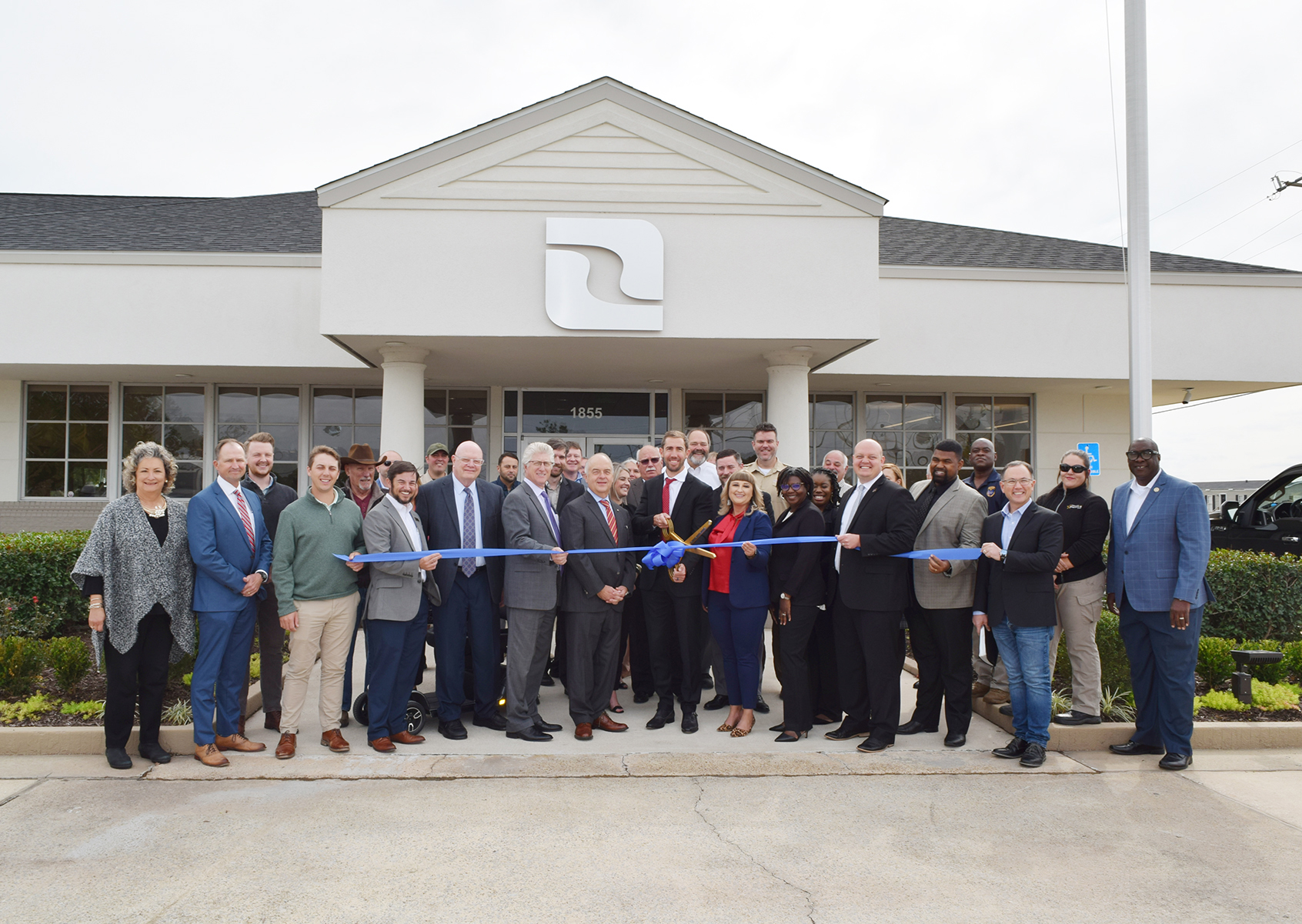 Red River Bank hosted a ribbon-cutting ceremony for its newest full-service banking center on November 4, 2021, at 1855 Country Club Road in Lake Charles, Louisiana.