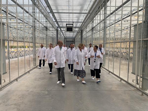 Luxemburgische Regierungsmitglieder besuchen die Anlage für medizinische Cannabis von Tilray in Portugal
