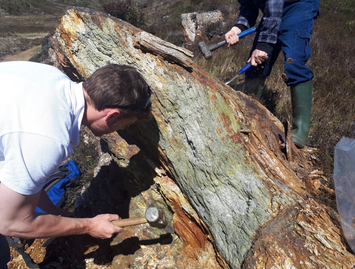 Main outcrop at Kerry Road deposit grading 4.09 g/t Au, 6 g/t Ag, 1.58% Cu and 2.27% Zn. Photo and data obtained from GreenOre.