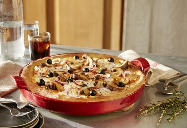 Crafted in France from Burgundy clay, this pan quickly and evenly conducts the intense heat required to create a pizza with a crispy deep dish crust, perfectly melted cheese and piping-hot toppings.