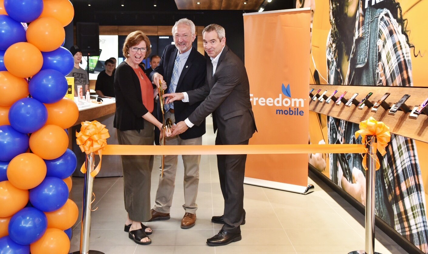 Freedom Mobile ribbon-cutting in Nanaimo