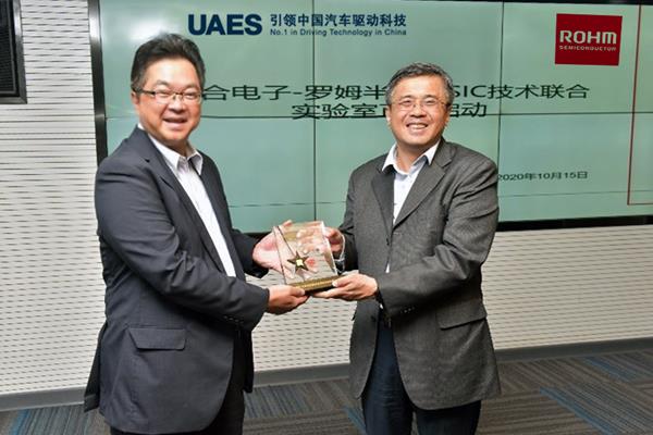 Mr. Guo Xiaolu (right), Deputy General Manager, UAES, and Raita Fujimura (left), Chairman, ROHM Semiconductor (Shanghai) Co., Ltd., exchange gifts at the opening ceremony