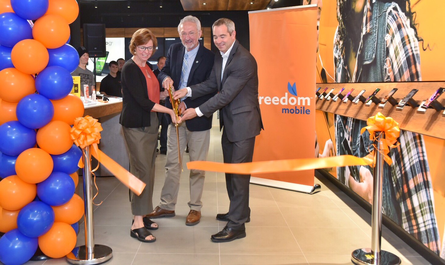 Freedom Mobile ribbon-cutting in Nanaimo