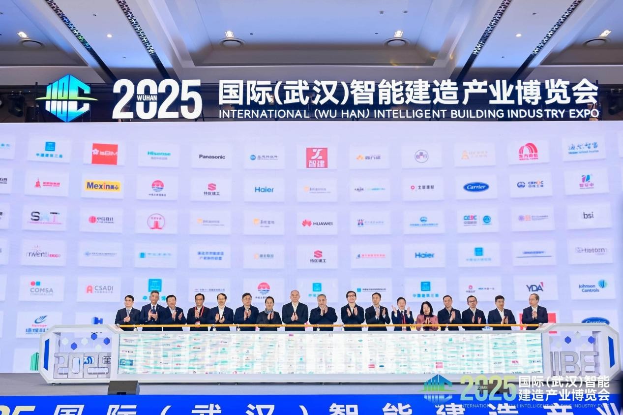 At the Expo, leaders from government agencies and industry associations, experts, scholars, and representatives from leading enterprises