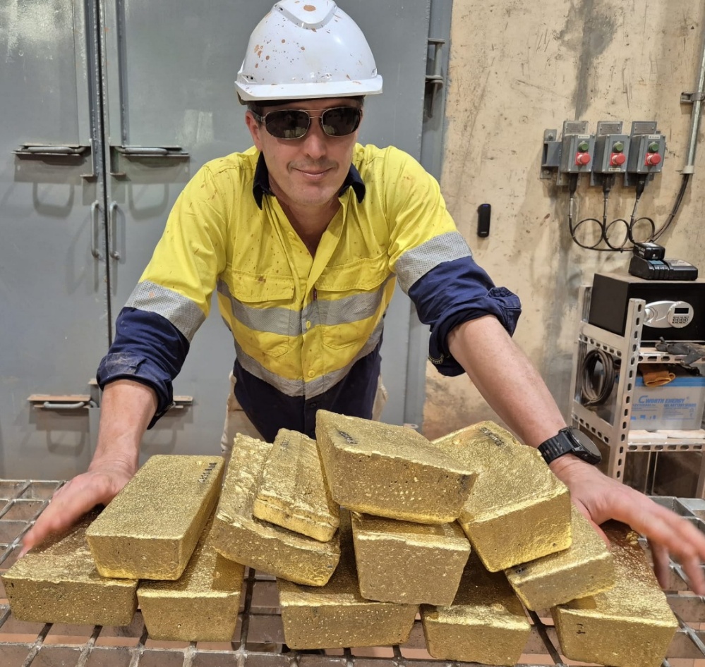 Figure 1: Robex Managing Director and CEO Matthew Wilcox with gold bars produced at Kiniero during Q1