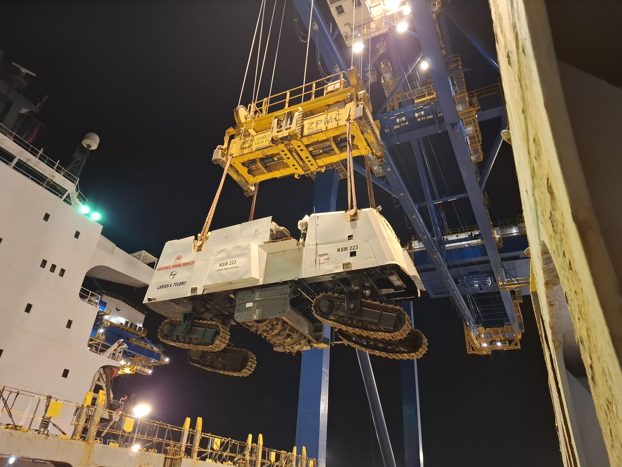 Images 2: Arrival of the surface miner at the Port of Douala in Cameroon