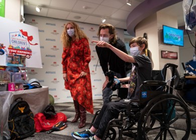 Caption: Jillian Crane, President and CEO of First Responders Children’s Foundation and Tyler Hubbard speaking with young patient at Monroe Carell Jr. Children’s Hospital at Vanderbilt in Nashville, the local Children’s Miracle Network Hospital®.
