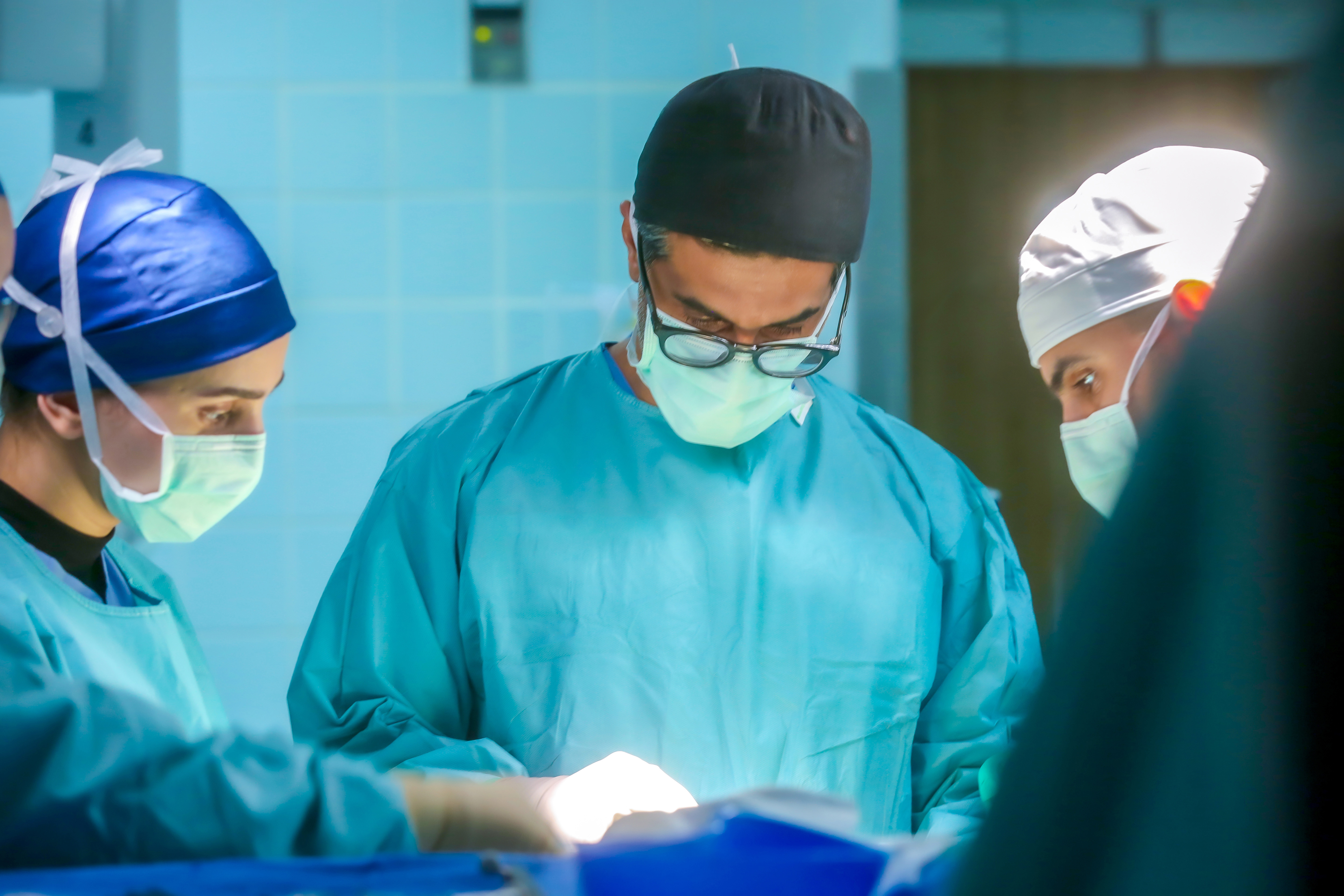 Surgeons at King Faisal Specialist Hospital and Research Centre performing the world’s first robotic intracranial tumor resection