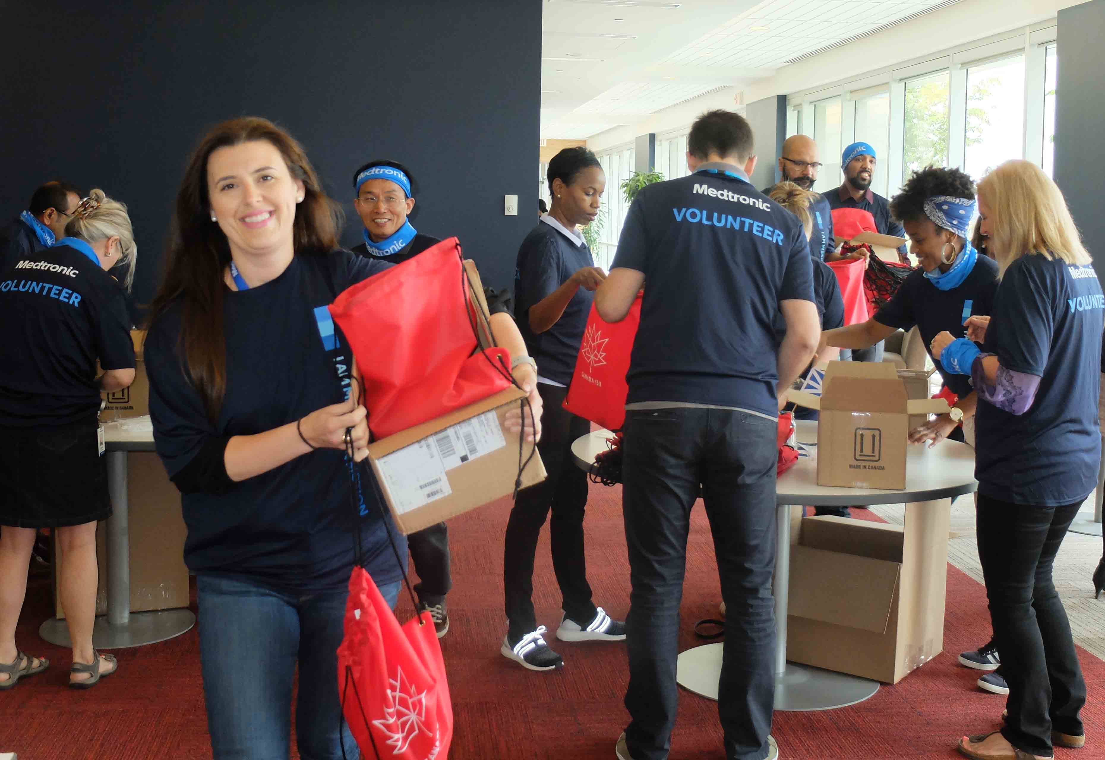 Des employées de Medtronic participent à un événement communautaire