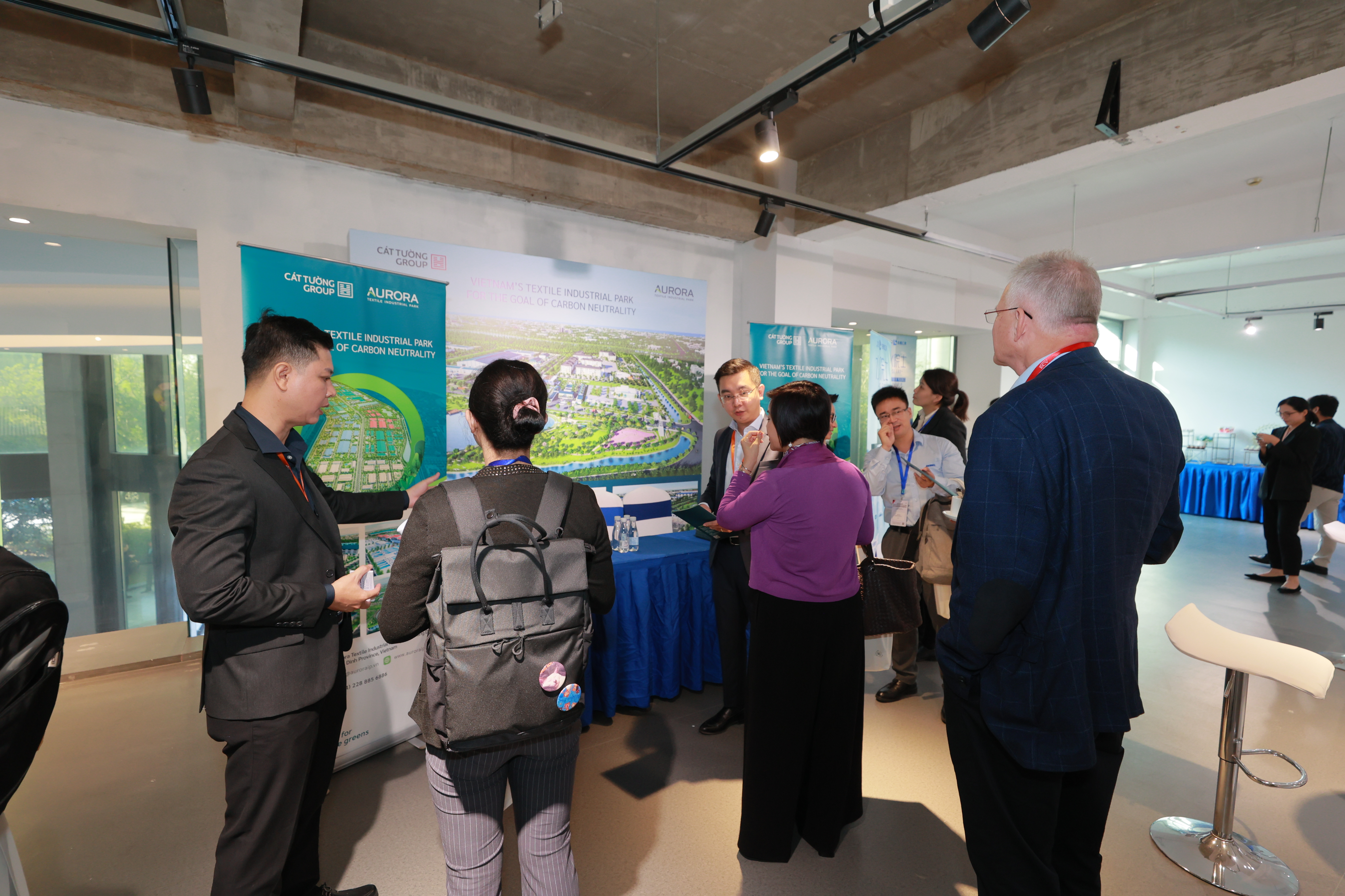 Aurora IP’s representative introduces the model of ecological textile industrial park at the event