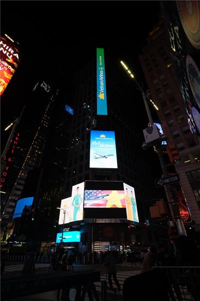 Les magnifiques monuments du Vietnam apparaissent sur le panneau d'affichage de Thomson Reuters Building, Times Square