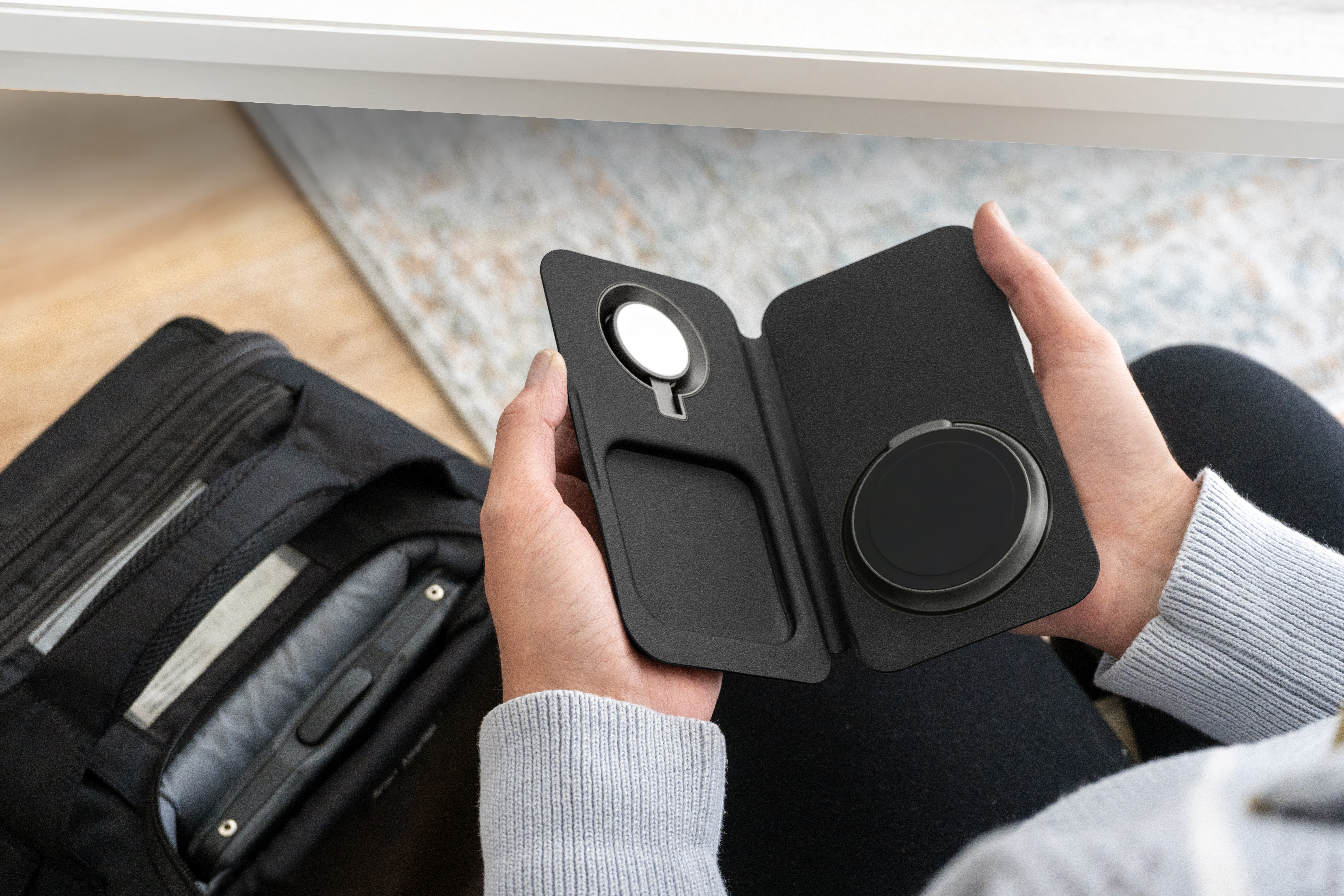 Fold-3in1-Wireless_Open-In-Hands_Wide
