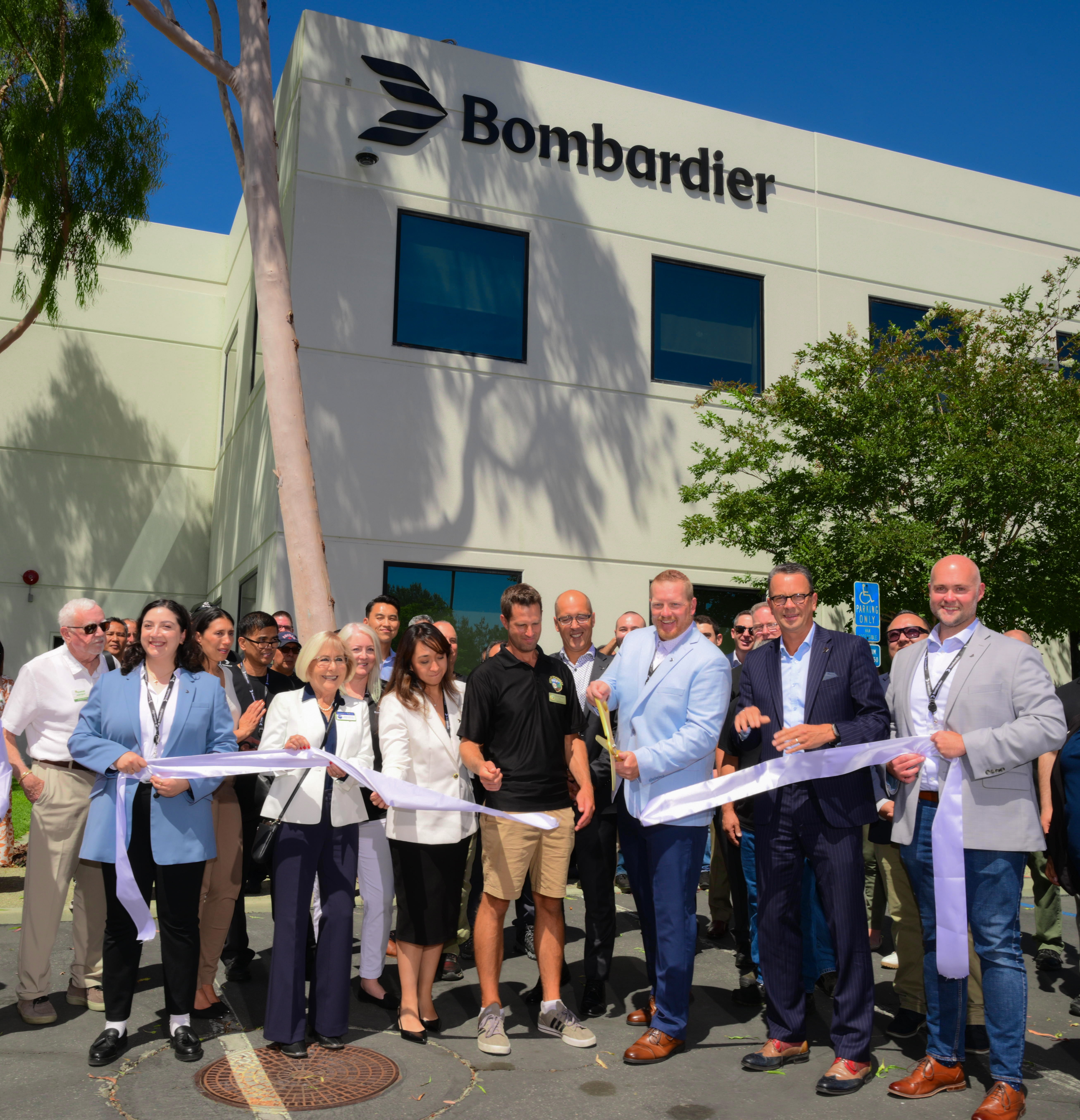 Les employés de Bombardier, les leaders et représentants locaux célèbrent le déménagement de l'usine de production de composants à Los Angeles