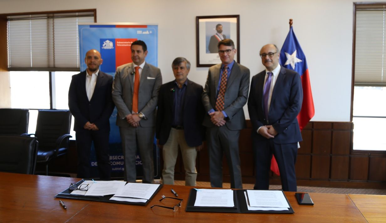 From left to right: Marcelo Rute (SUBTEL), Ivan Skenderoski (Salience Consulting), Claudio Araya (SUBTEL), Erik Whitlock (Salience Consulting), and Howard Kidorf (Pioneer Consulting) at the signing of the contract to conduct a feasibility study for a Chile-Antarctica submarine fiber optic cable.