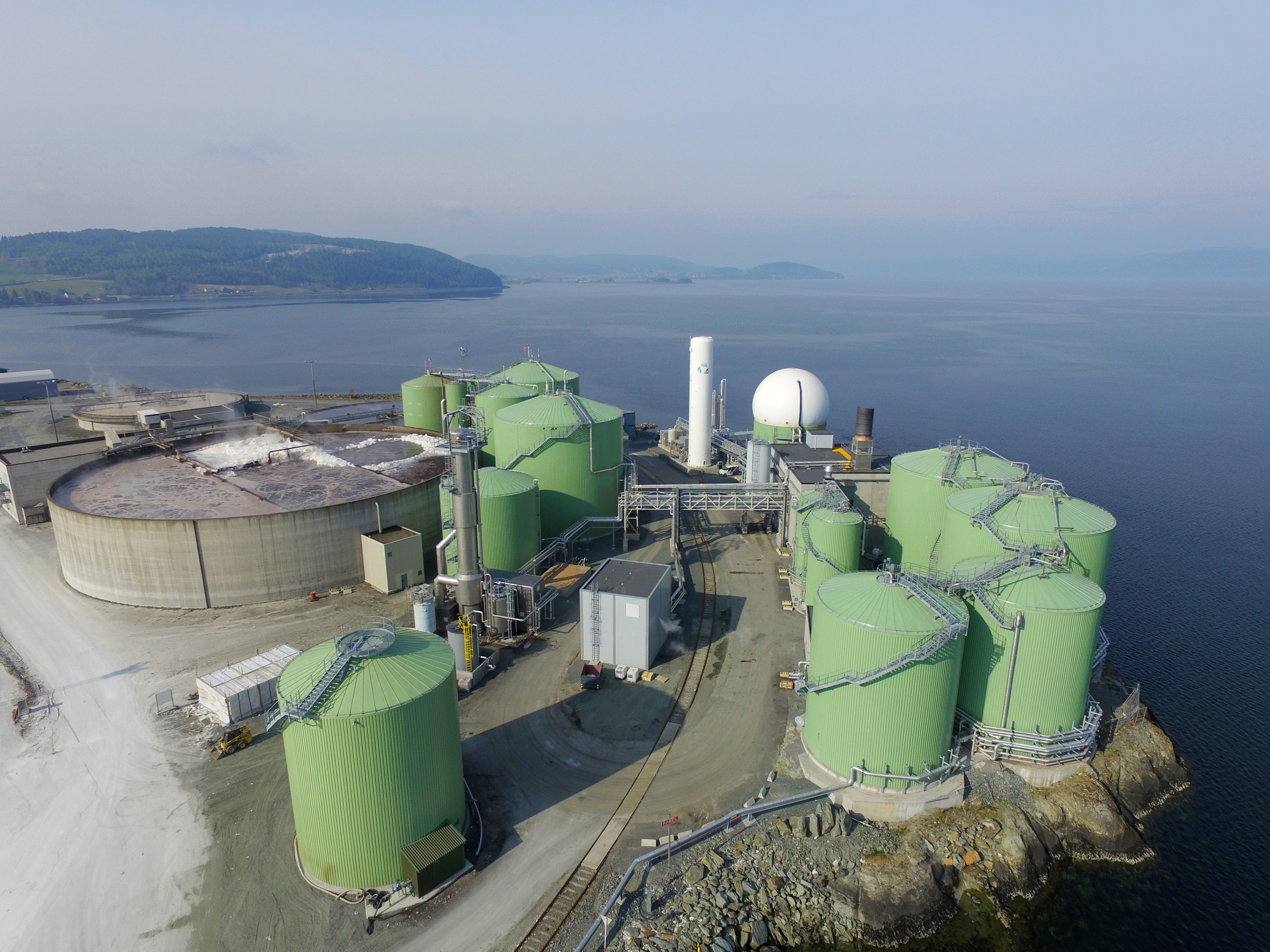 The expansion of the world's largest LBG production facility is structured in two stages: 3,500 tonnes of biofuel at Skogn II and another 6,500 tonnes at Skogn III, with the total investment estimated at EUR 30 million, representing an investment of EUR 70 million in Skogn where Biokraft's LBG production facilities are located. The two new factory stages will be built at the end of Fiborgtangen in Skogn, where land mass will be expanded into the ocean to optimally position the two new plants.  