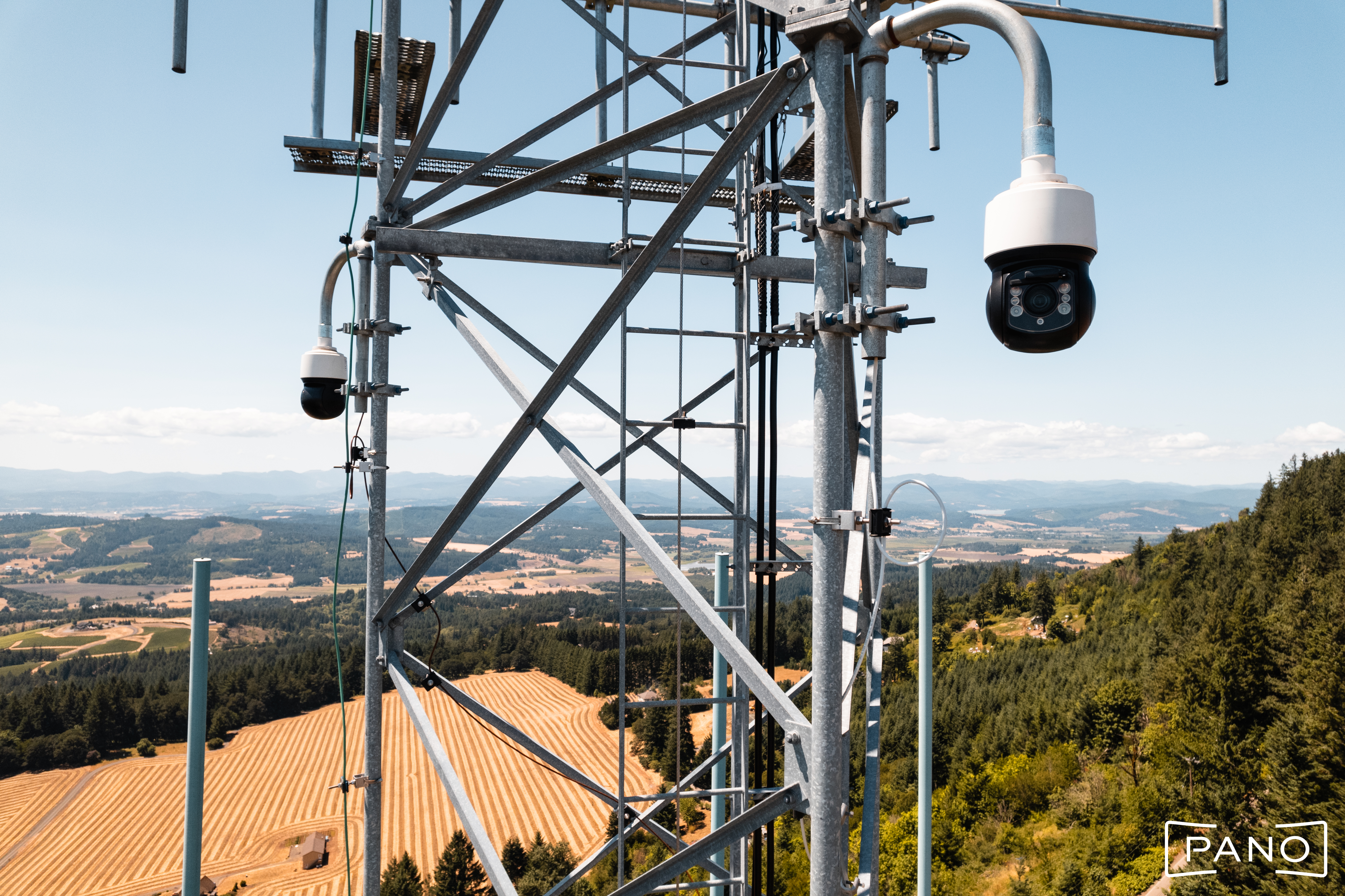 Équipé d'une caméra de détection de forêt propulsée par l'IA, le Panostop est situé sur le sommet de l'Oregon dans le cadre des efforts d'atténuation des incendies de forêt de Portland General Electric. La technologie PANO AI fournit une détection des incendies en temps réel et une conscience situationnelle aux services publics et aux premiers intervenants. (Fourni par Pano AI)