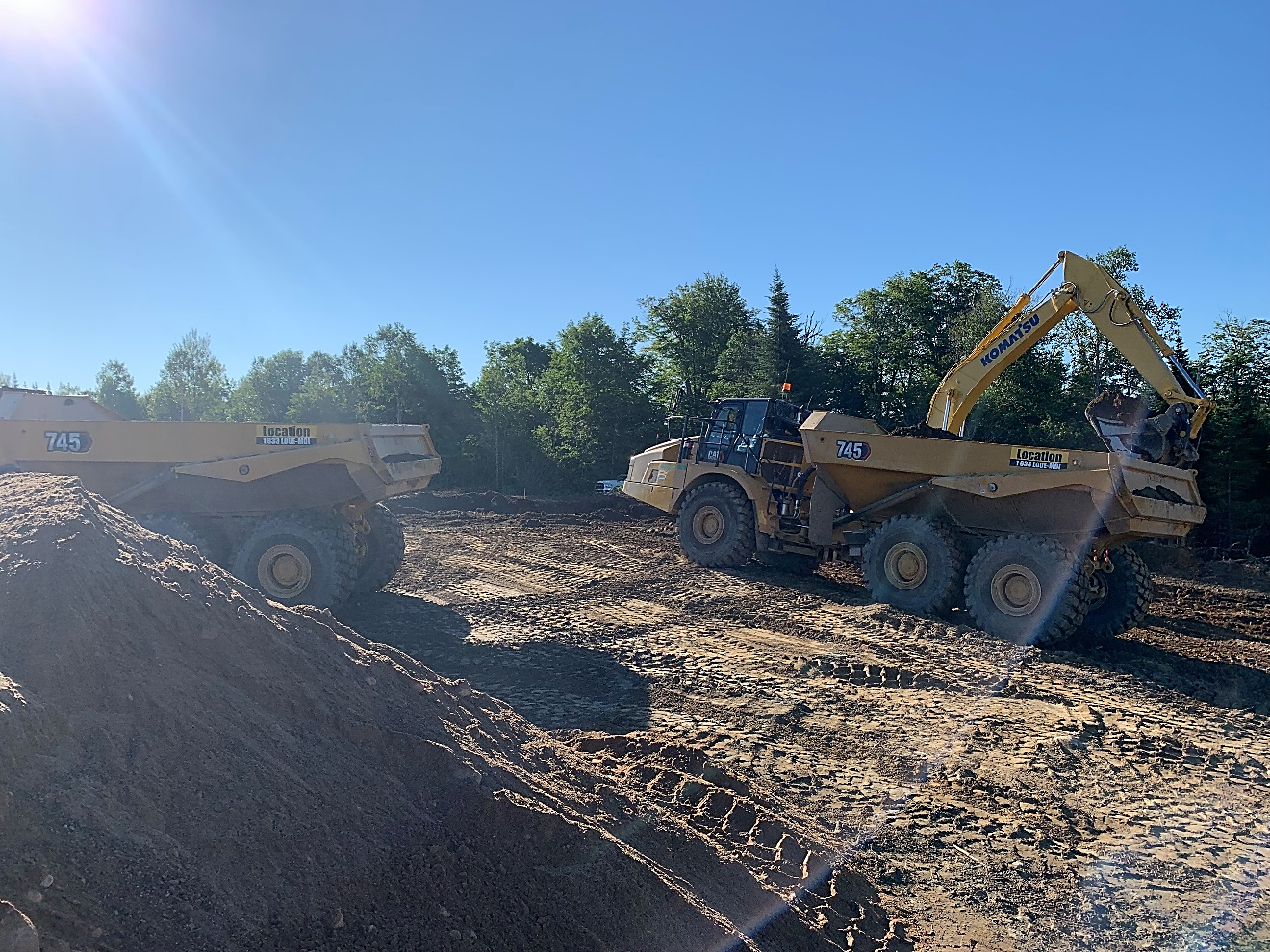 La construction de la route d'accès est en cours sur le site.