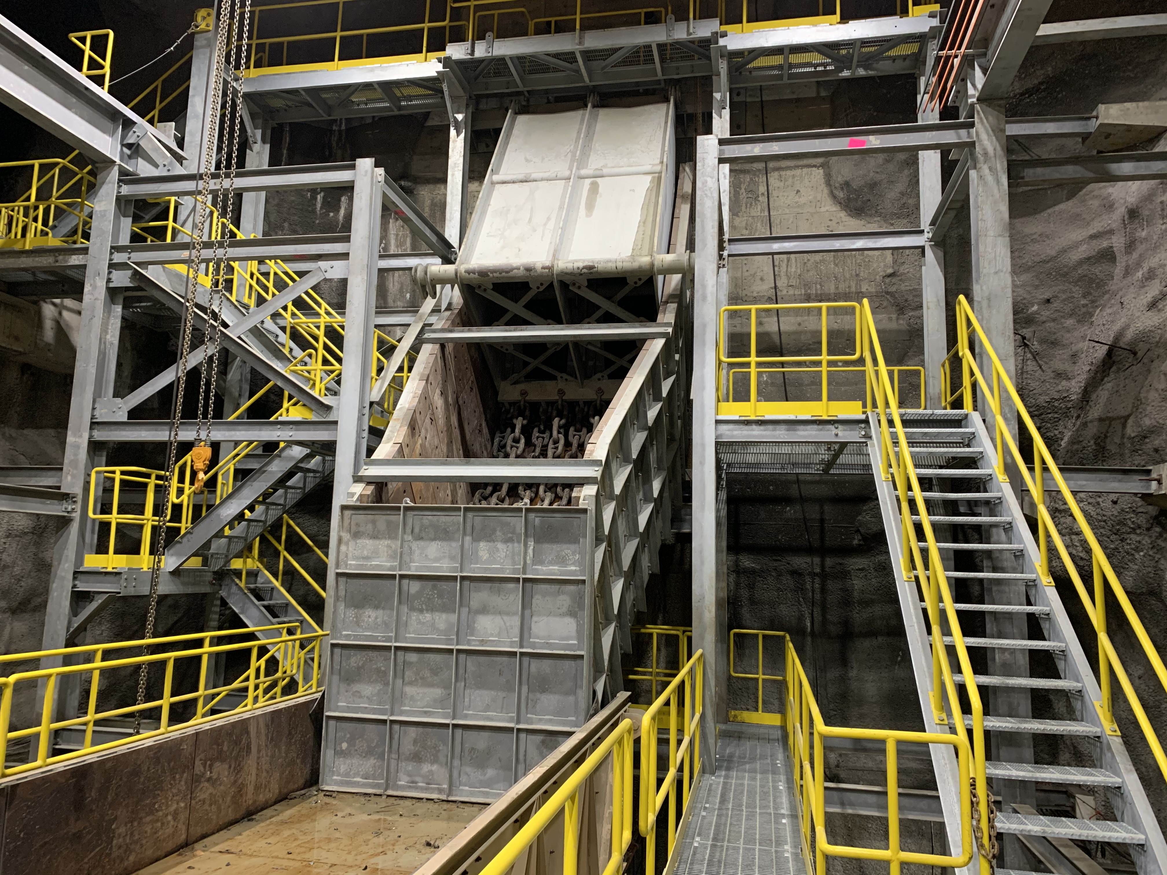 Lower mine crusher installation