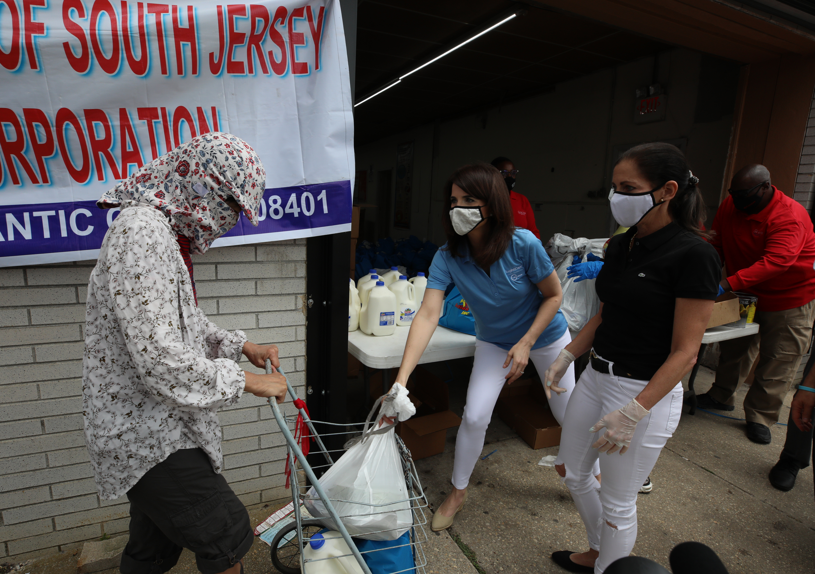 Kathryn Stalmack, SVP and General Counsel of LogistiCare (center) and New Jersey First Lady Tammy Murphy (right) distribute food to Atlantic City residents.