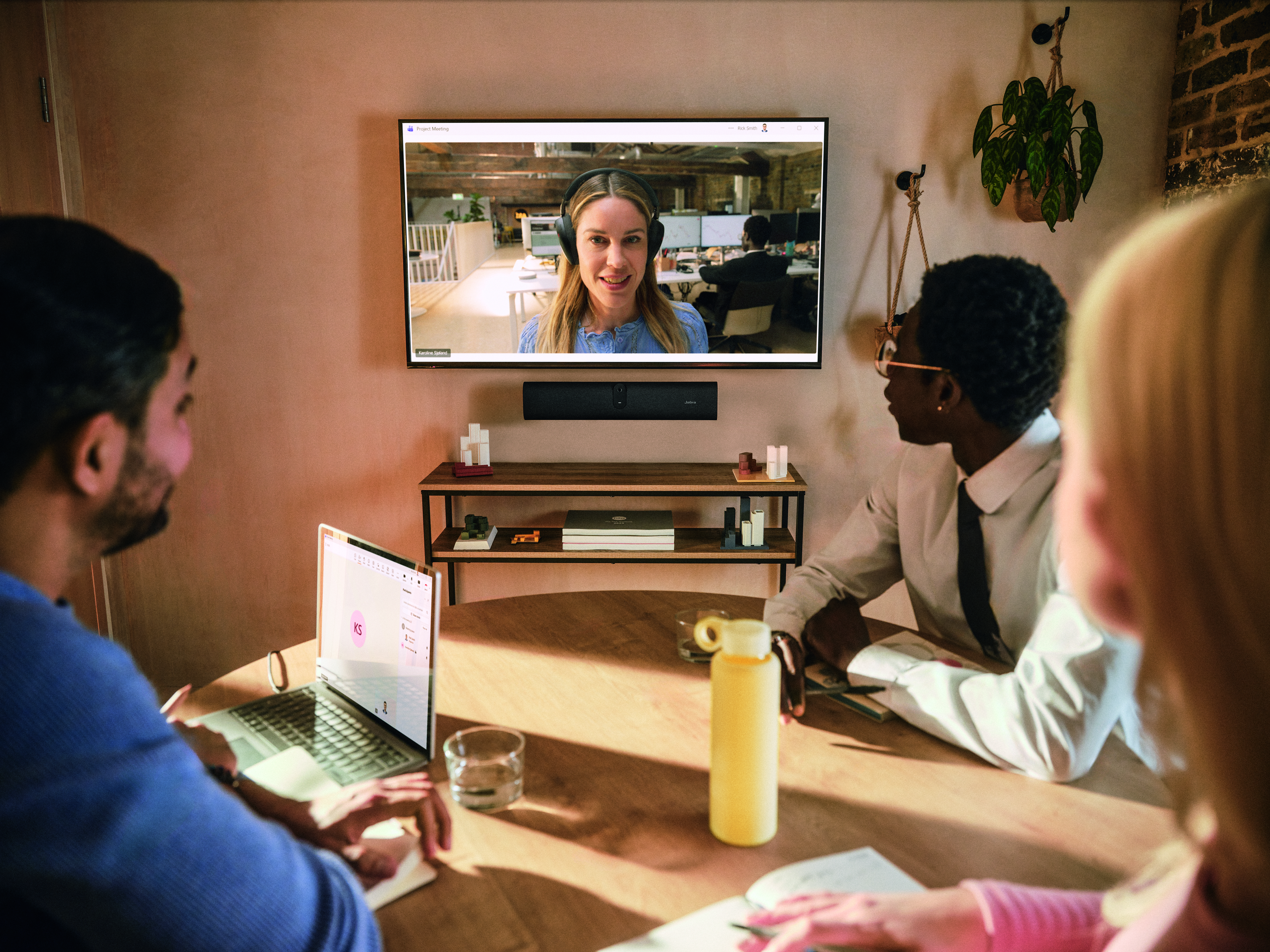 Jabra PanaCast U30 helps easily transform small spaces into flexible, fully equipped collaboration rooms with wide-angle video, built-in audio and single USB-C plug-and-play connectivity.