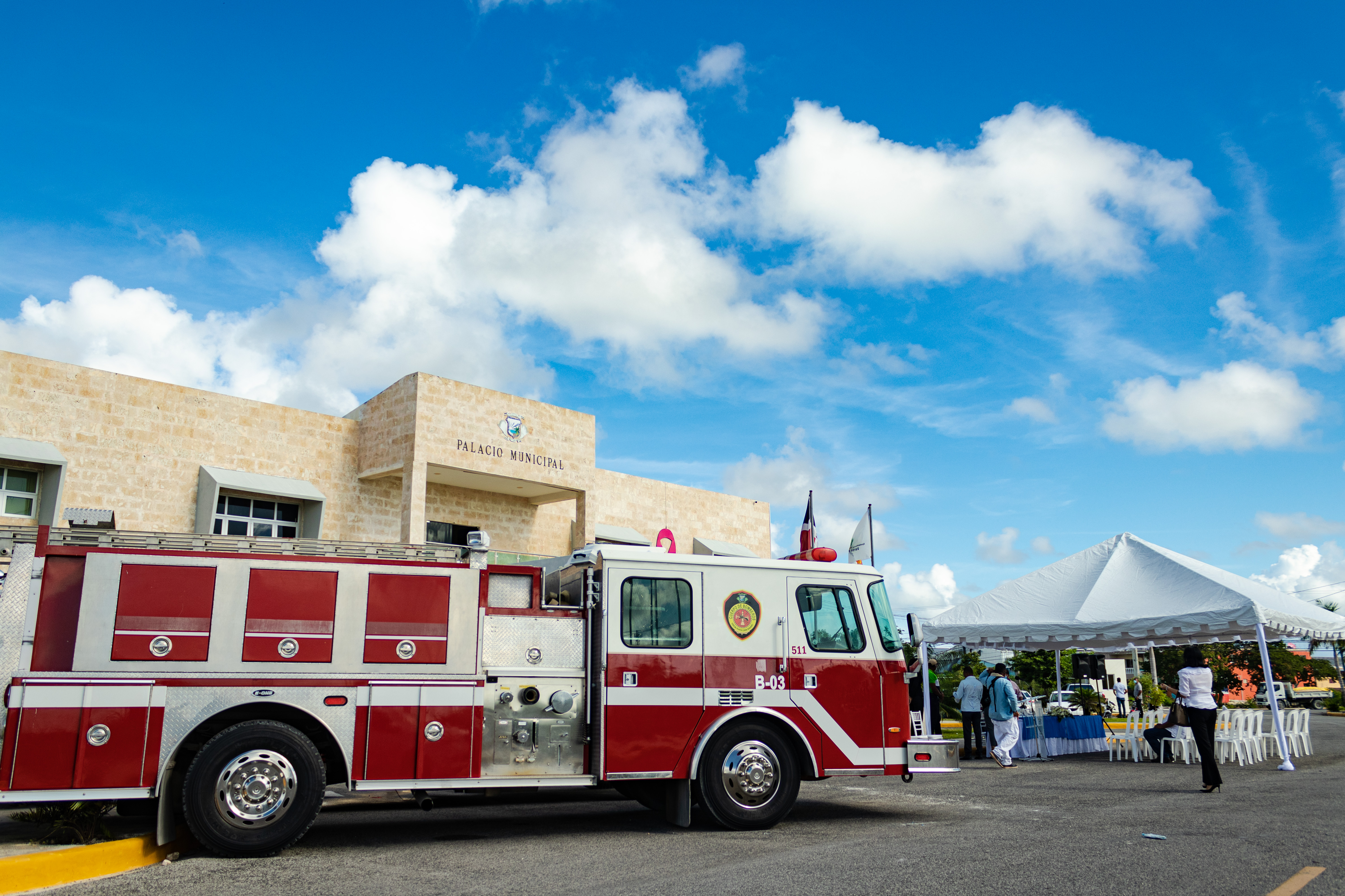 Des camions de pompiers donnés au service d'incendie de Punta Cana à Veron