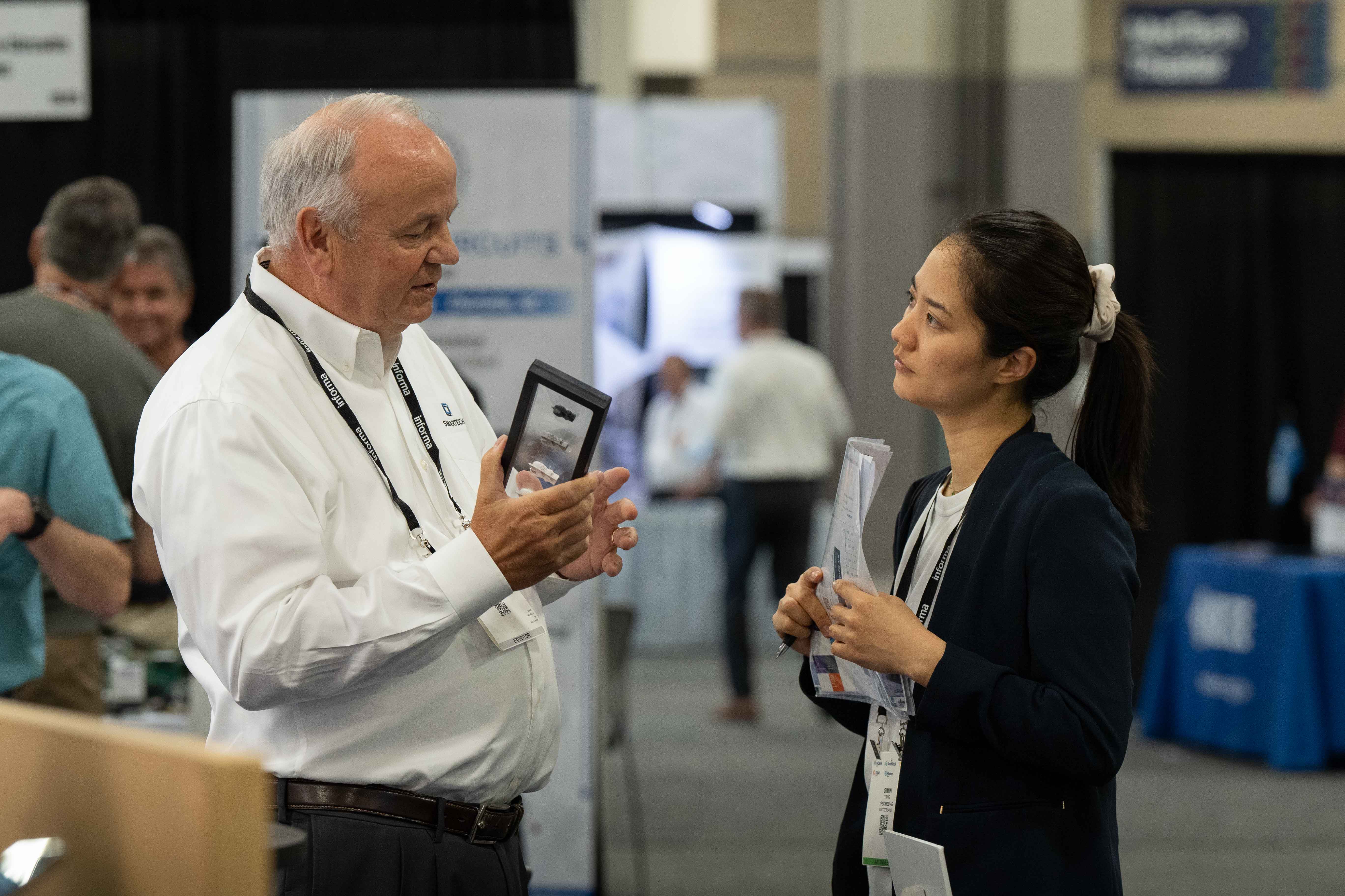 Exhibitor speaking with attendee at MD&M South 2024.