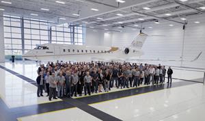 L'équipe Bombardier devant l'avion Global 6500