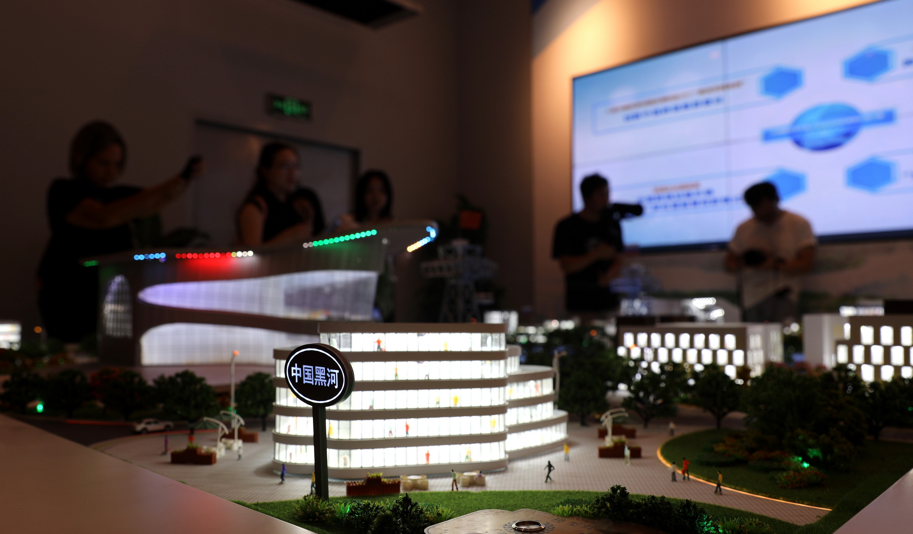 International mainstream media outlets from 19 countries explore vitality of open border city in Heihe, Heilongjiang Province.: International mainstream media outlets from 19 countries explore vitality of open border city in Heihe, Heilongjiang Province.