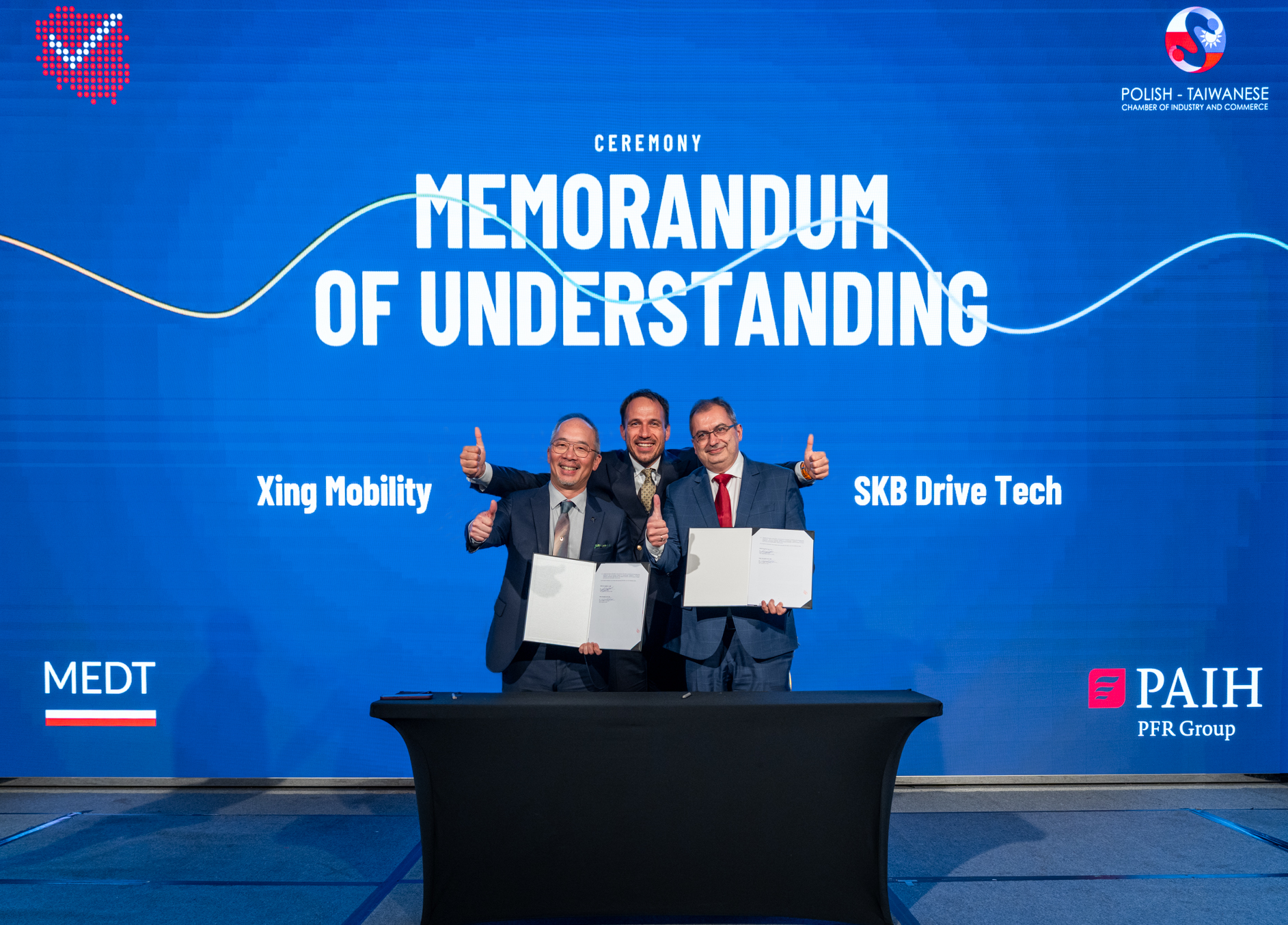 Royce Hong(left), Founder and CEO of XING Mobility, with Bartłomiej Dobosz (middle), CEO of SKB Group, and Andrzej Zaręba (right), member of the SKB S