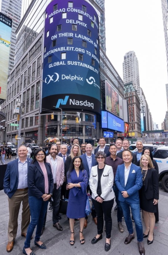 Foto del consiglio di amministrazione di SustainableIT.org sul Nasdaq a Times Square