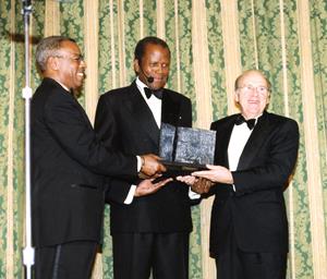 Sidney Poitier receives museum award